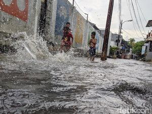 Sungai Ciliwung Meluap Akibat Hujan, 34 RT di Jakarta Tergenang Sungai Ciliwung Meluap Akibat Hujan, 34 RT di Jakarta Tergenang
