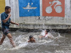 Genangan Air Jadi Hiburan Anak-Anak Petogogan