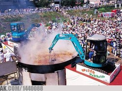 Gokil! 5 Orang Ini Masak Pakai Alat-alat Bangunan