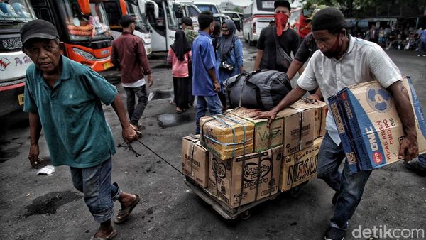 Hilir Mudik Penumpang di Terminal Tanjung Priok Sambut Cuti Bersama