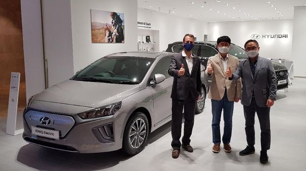 (Ki-ka) President Commissioner PT Gowa Modern Motor Christopher Janssen, President Hyundai Motor Asia Pacific Headquarter YoungTack Lee, President Director PT Hyundai Motors Indonesia Sung Jong Ha pada acara peresmian Hyundai City Store Lotte Shopping Avenue, 26 Oktober 2020.
