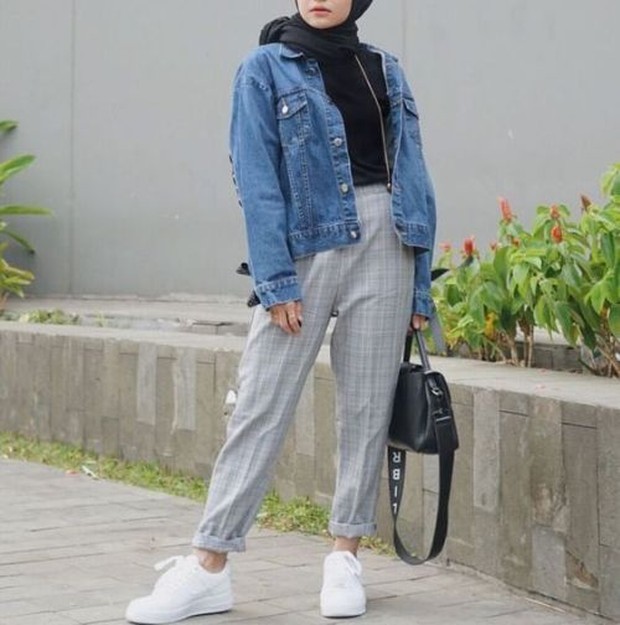 Jaket denim dengan pegged pants/id.pinterest.com Jaket denim dengan pegged pants