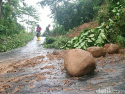 Tebing Setinggi 5 Meter Longsor, Jalur ke Wisata Prigi Trenggalek Sempat Putus