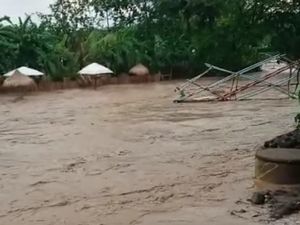 Jembatan Swafoto di Obwis Semarang Hanyut Diterjang Luapan Sungai