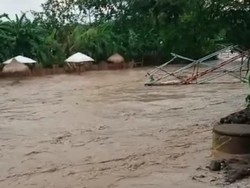 Jembatan Swafoto di Obwis Semarang Hanyut Diterjang Luapan Sungai