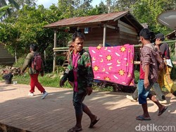 Sedih! Desa Tak Bisa Diakses, Kakek Tola Ditandu 12 Km ke Puskesmas