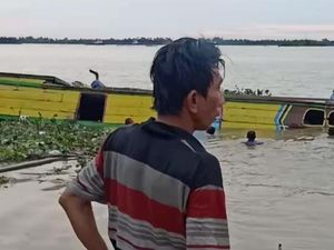 Tabrak Tunggul, Kapal Pengangkut Sembako Nyaris Tenggelam di Sungai Musi