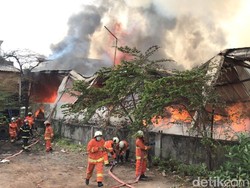 Sebuah Gudang Mebel di Surabaya Terbakar