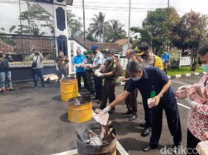 Kejari Tasikmalaya Musnahkan Uang Palsu Senilai Hampir Rp 3 Miliar Kejari Tasikmalaya Musnahkan Uang Palsu Senilai Hampir Rp 3 Miliar