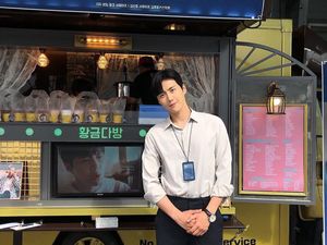 Kim Seon Ho, Bos Tampan di Start-Up yang Bahagia Dapat Coffee Truck Kim Seon Ho, Bos Tampan di Start-Up yang Bahagia Dapat Coffee Truck