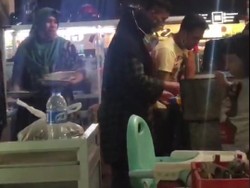 Kocak! Emak-emak Ini Siapkan Sendiri Pesanan Satenya Saat Makan di Warung