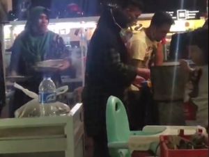 Kocak! Emak-emak Ini Siapkan Sendiri Pesanan Satenya Saat Makan di Warung Kocak! Emak-emak Ini Siapkan Sendiri Pesanan Satenya Saat Makan di Warung