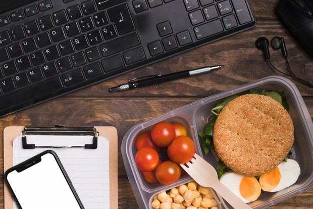 Makan siang dengan makanan ringan dapat menjaga energi tubuh, pilihlah makanan dengan sumber energi yang lebih sehat.