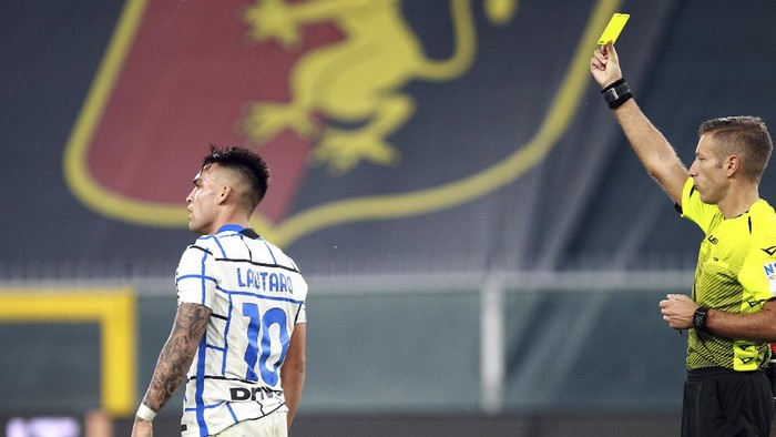 Inters Lautaro Martinez gets a yellow card during he Serie A soccer match between Genoa and Inter Milan at the Luigi Ferraris Stadium in Genoa, Italy, Saturday, Oct. 24, 2020. (Tano Pecoraro/LaPresse via AP)