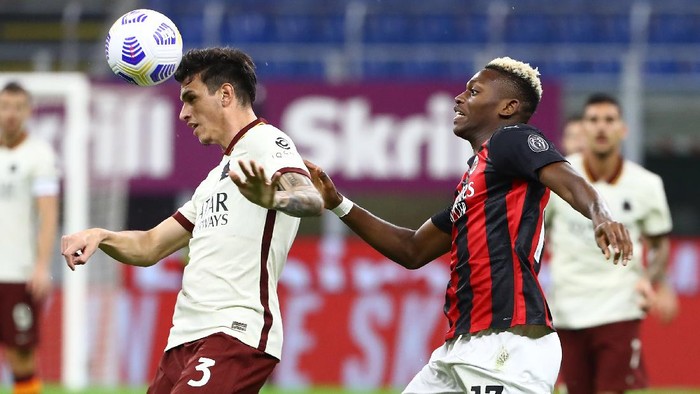 MILAN, ITALY - OCTOBER 26:  Roger Ibanez Da Silva of AS Roma competes for the ball with Rafael Leao of AC Milan during the Serie A match between AC Milan and AS Roma at Stadio Giuseppe Meazza on October 26, 2020 in Milan, Italy.  (Photo by Marco Luzzani/Getty Images)