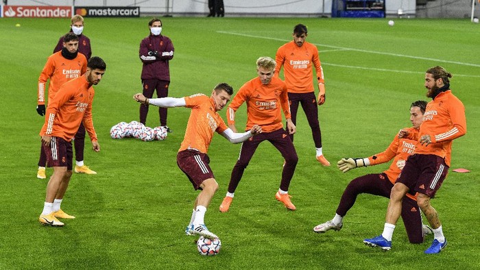 Real Madrids Toni Kroos, center, and Real Madrids Sergio Ramos, right, exercise during a training session prior the Champions League group B soccer match between Borussia Moenchengladbach and Real Madrid in Moenchengladbach, Germany, Monday, Oct. 26, 2020. (AP Photo/Martin Meissner)