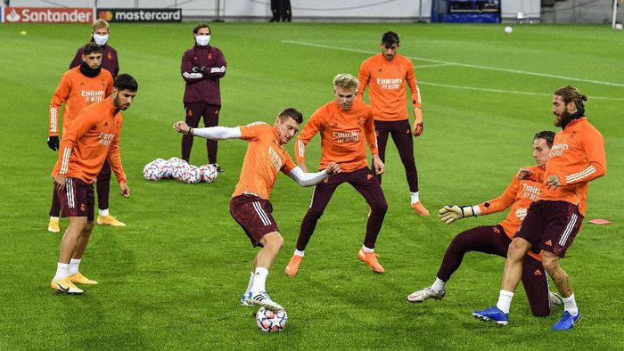 Madrid Real Madrids Toni Kroos, center, and Real Madrids Sergio Ramos, right, exercise during a training session prior the Champions League group B soccer match between Borussia Moenchengladbach and Real Madrid in Moenchengladbach, Germany, Monday, Oct. 26, 2020. (AP Photo/Martin Meissner)