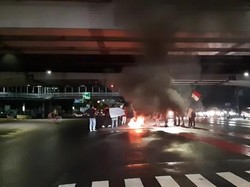 Sekelompok Orang Sempat Bakar Ban di Bawah Flyover Pramuka Jaktim
