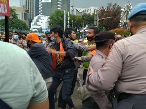 Video Polisi Tahan 67 Pelaku Rusuh Demo UU Cipta Kerja