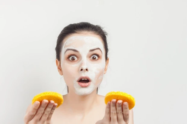 Namun, sebenarnya kamu juga perlu lho mengoleskan masker hingga bagian leher.