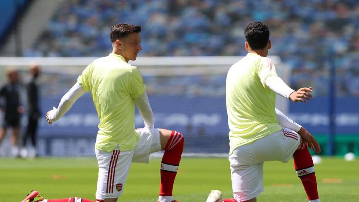 BRIGHTON, ENGLAND - JUNE 20: Mesut Ozil of Arsenal warms up prior to the Premier League match between Brighton & Hove Albion and Arsenal FC at American Express Community Stadium on June 20, 2020 in Brighton, England. Football Stadiums around Europe remain empty due to the Coronavirus Pandemic as Government social distancing laws prohibit fans inside venues resulting in all fixtures being played behind closed doors. (Photo by Gareth Fuller/Pool via Getty Images)
