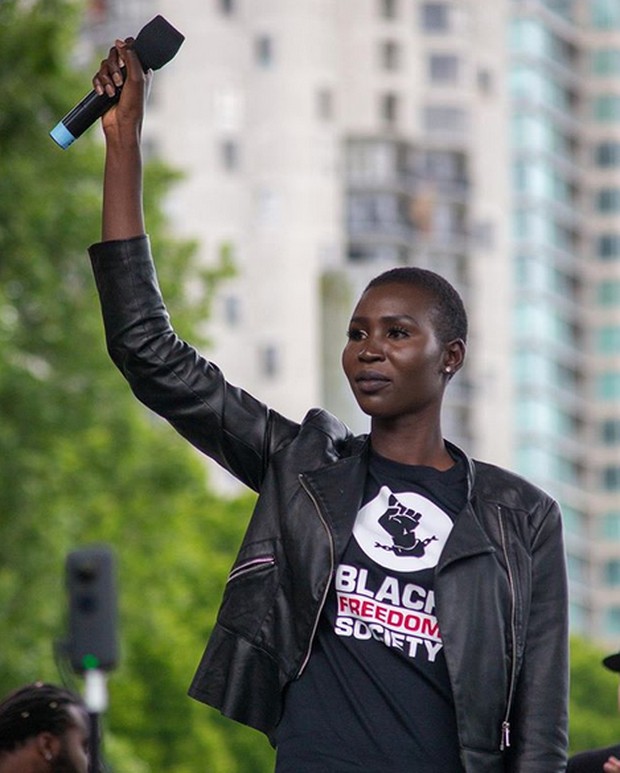 nova stevens aktif dalam kegiatan kemanusiaan