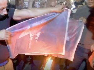 Warga Palestina Bakar Foto Emmanuel Macron