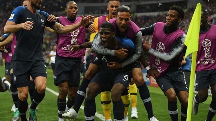 MOSCOW, RUSSIA - JULY 15:  Paul Pogba of France celebrates with team mates after scoring during the 2018 FIFA World Cup Russia Final between France and Croatia at Luzhniki Stadium on July 15, 2018 in Moscow, Russia.  (Photo by Shaun Botterill/Getty Images)
