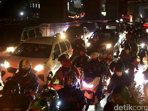 Ruas Jalan Kalimalang Ramai di Malam Terakhir Libur Tahun Baru Ruas Jalan Kalimalang Ramai di Malam Terakhir Libur Tahun Baru