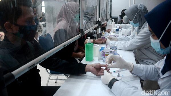 Penumpang Kereta Jalani Rapid Test di Stasiun Jelang Libur Panjang