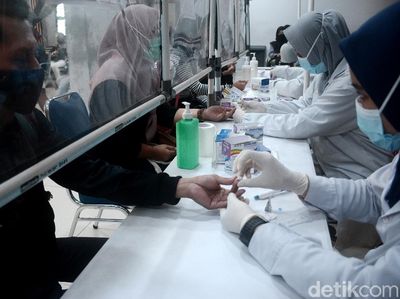 Penumpang Kereta Jalani Rapid Test di Stasiun Jelang Libur Panjang
