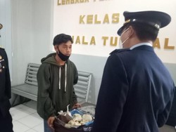 Pria Ini Bawa Pempek Kapal Selam ke Lapas Jambi, Ternyata Isinya Sabu