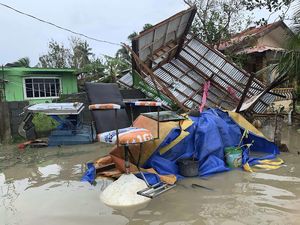 13 Orang Hilang Akibat Badai Molave di Filipina, Ribuan Mengungsi 13 Orang Hilang Akibat Badai Molave di Filipina, Ribuan Mengungsi