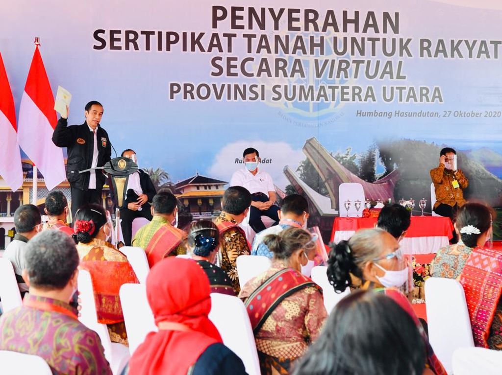 Bagi-bagi Sertifikat Tanah Lagi, Jokowi: Saya Pertama Dapat Umur 35 Bagi-bagi Sertifikat Tanah Lagi, Jokowi: Saya Pertama Dapat Umur 35