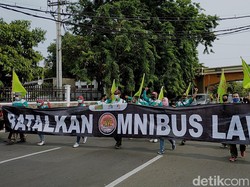 Buruh Gugat UU Cipta Kerja yang Baru Diteken Jokowi