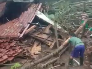 Selain Tewaskan Pasutri, Banjir Bandang Pangandaran Juga Rusak 13 Rumah Selain Tewaskan Pasutri, Banjir Bandang Pangandaran Juga Rusak 13 Rumah