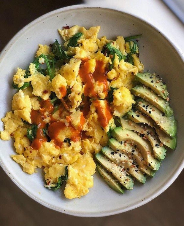 scrambled eggs with marinara saurce and avocado/sumber: instagram.com/sweatspace