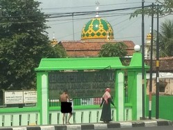 Kisah Menyentuh, Wanita Beri Baju ke Pria Bugil di Jalanan Magelang