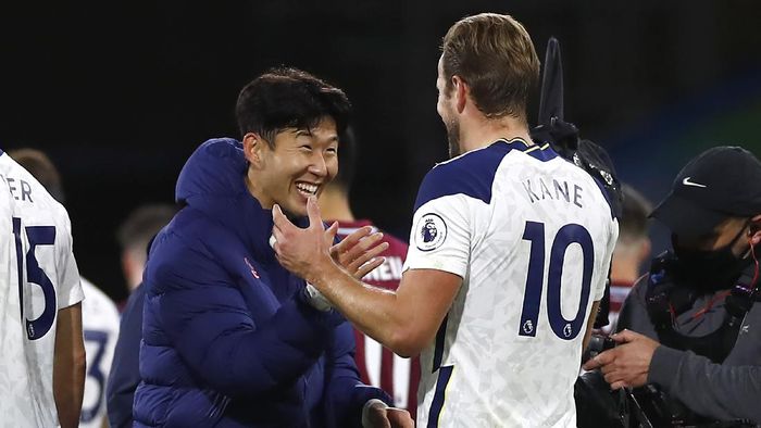 Son Heung-min, Harry Kane BURNLEY, ENGLAND - OCTOBER 26: Harry Kane and Son Heung-Min of Tottenham Hotspur celebrate after the Premier League match between Burnley and Tottenham Hotspur at Turf Moor on October 26, 2020 in Burnley, England. Sporting stadiums around the UK remain under strict restrictions due to the Coronavirus Pandemic as Government social distancing laws prohibit fans inside venues resulting in games being played behind closed doors. (Photo by Jason Cairnduff - Pool/Getty Images)