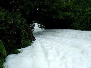 Busa Cemari Sungai di Pasuruan Diduga dari Bekas Pabrik Penggilingan Batu Busa Cemari Sungai di Pasuruan Diduga dari Bekas Pabrik Penggilingan Batu