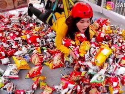 Unik! Begini Sensasi Borong Snack Pakai Mesin Capit Manusia
