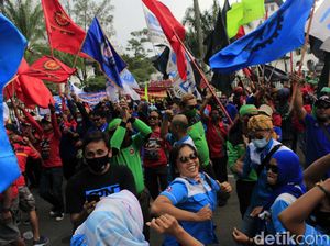 Upah Minimum 2021 Tak Naik, Buruh Geruduk Gedung Sate