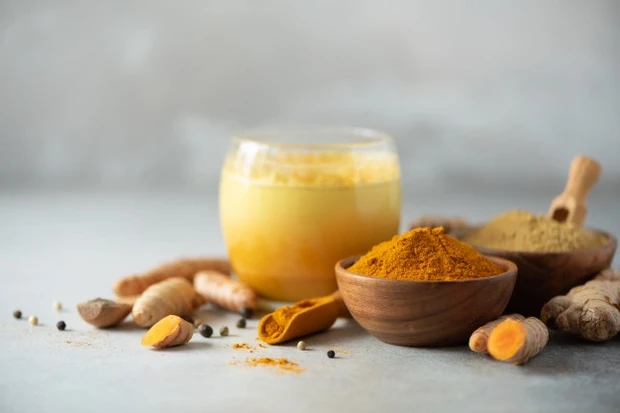 Pastikan bahwa air adalah salah satu bahan campuran yang akan melarutkan masker kunyit tersebut.