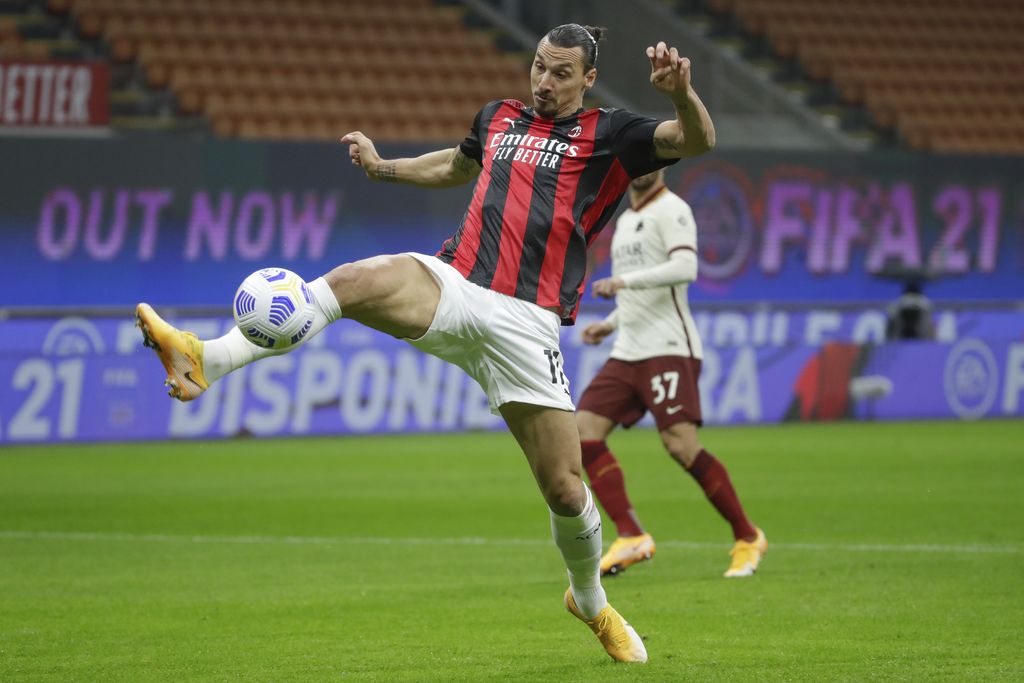 Pemain AC Milan Zlatan Ibrahimovic mencetak gol pembuka tim pada laga AC Milan-Roma di Stadion San Siro di Italia pada Senin, 26 Oktober 2020 (Foto AP / Luca Bruno)