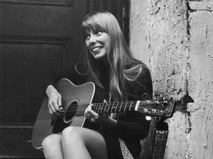 Dukung Neil Young, Joni Mitchell Hapus Lagunya di Spotify Dukung Neil Young, Joni Mitchell Hapus Lagunya di Spotify