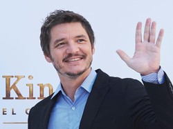 Pedro Pascal Klarifikasi Rumor Pacari Jennifer Aniston
