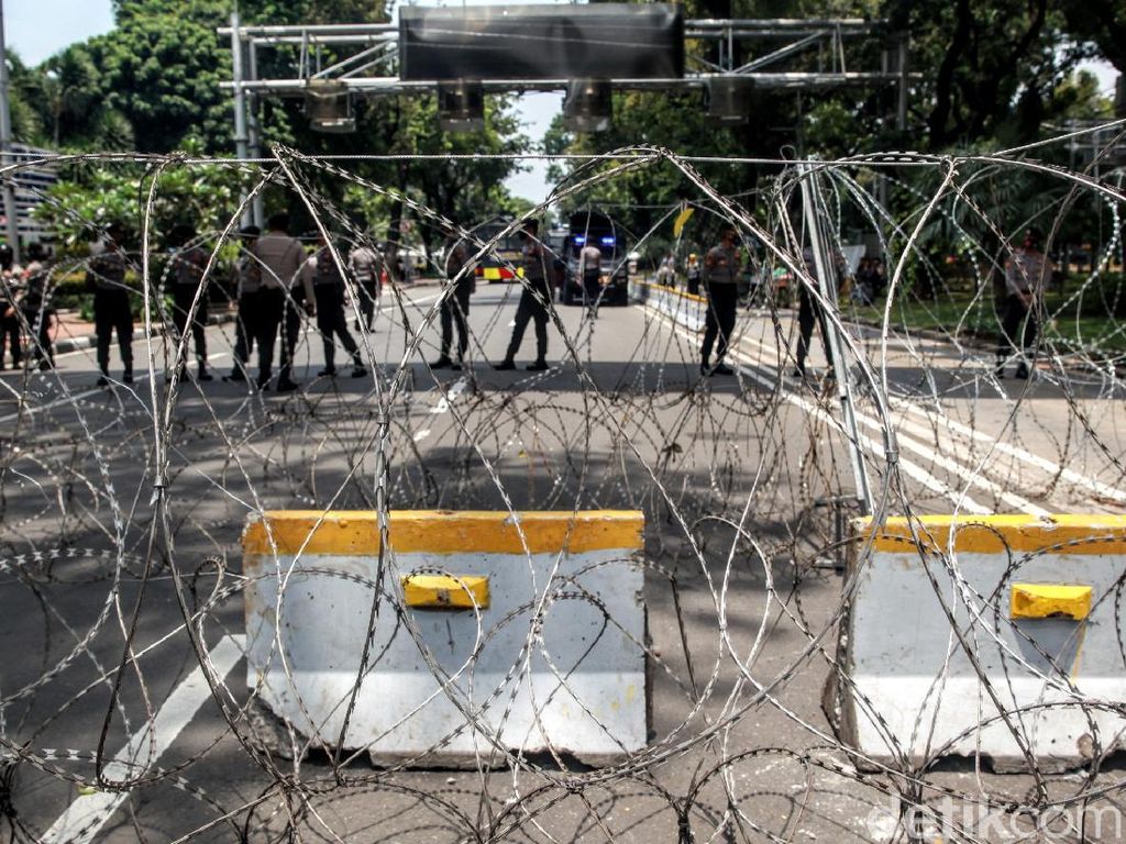 Ada Demo Buruh di Patung Kuda, Lalin Arah Istana Ditutup Ada Demo Buruh di Patung Kuda, Lalin Arah Istana Ditutup