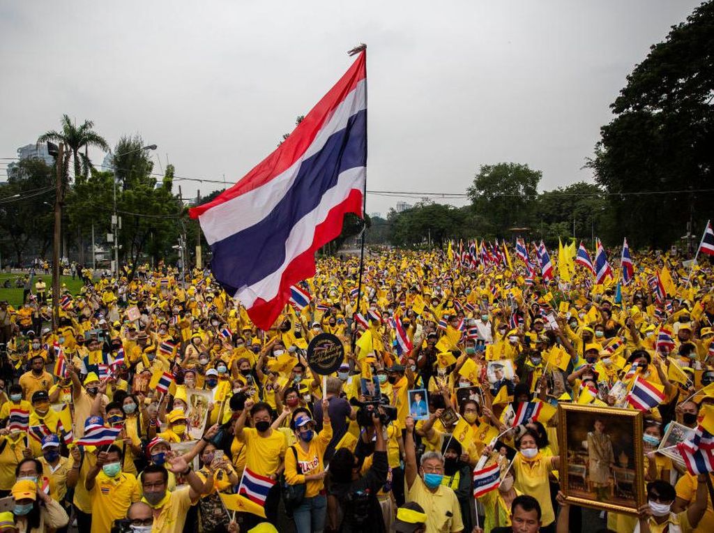 Video Ratusan Loyalis Kerajaan Berunjuk Rasa di Thailand