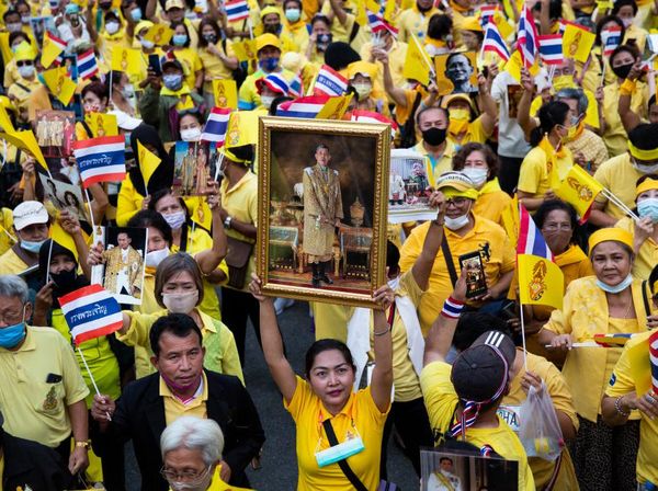 Aksi Pro Monarki Dukung Raja Thailand