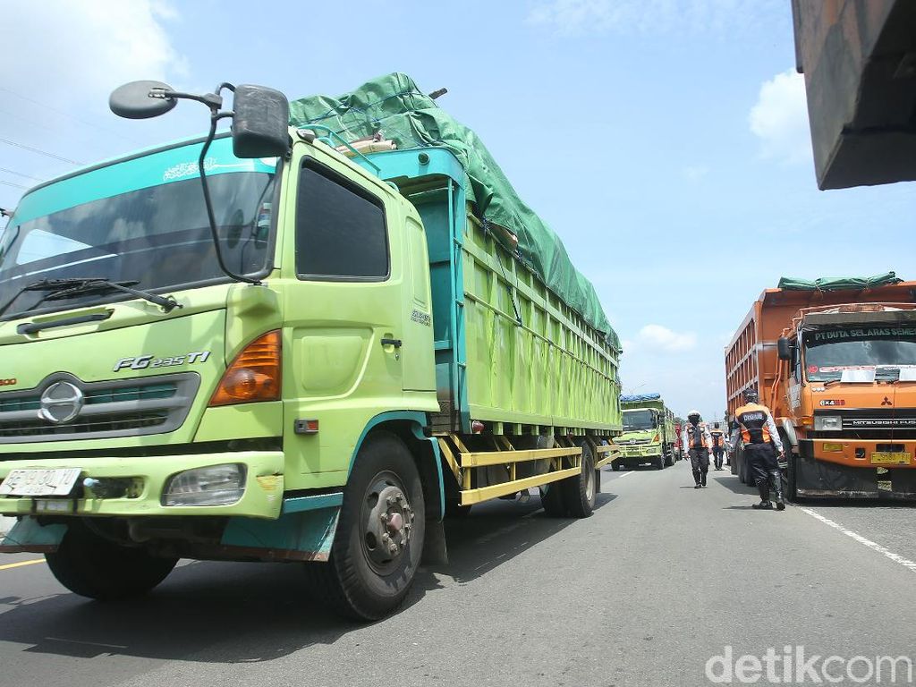 Aparat Halau Kendaraan Berat Masuk Puncak Aparat Halau Kendaraan Berat Masuk Puncak